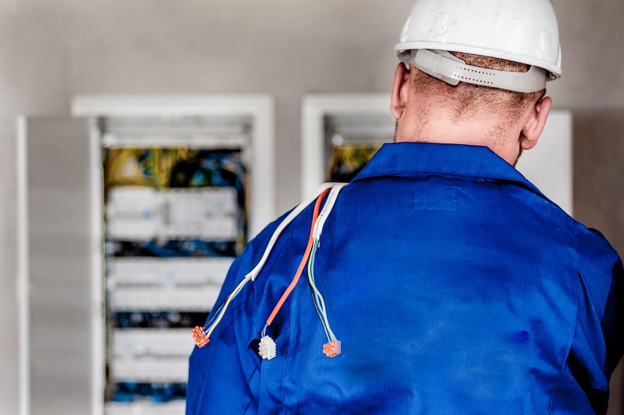 5 Benefits of Hiring a Professional Electrical Contractor